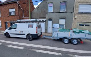 Camionnette de Toiture Deminne devant une habitation