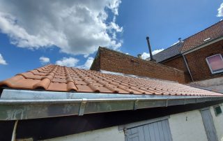 Vue de la toiture inclinée d'une annexe de maison