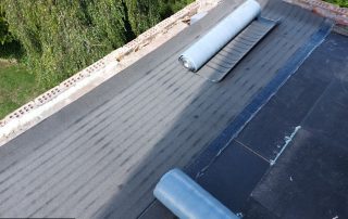 Pose de roofing sur une toiture plateforme